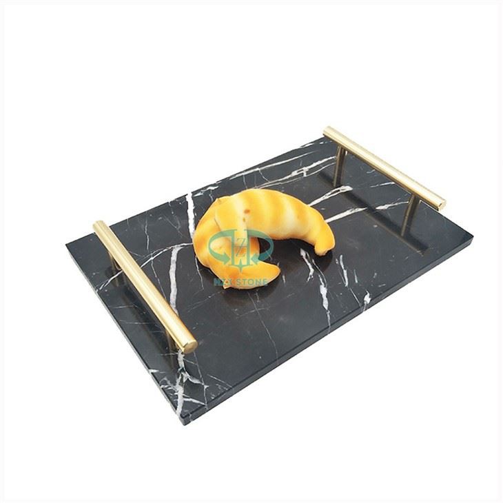 ถาดหินอ่อนสีดํามีหูหิ้วสีทอง